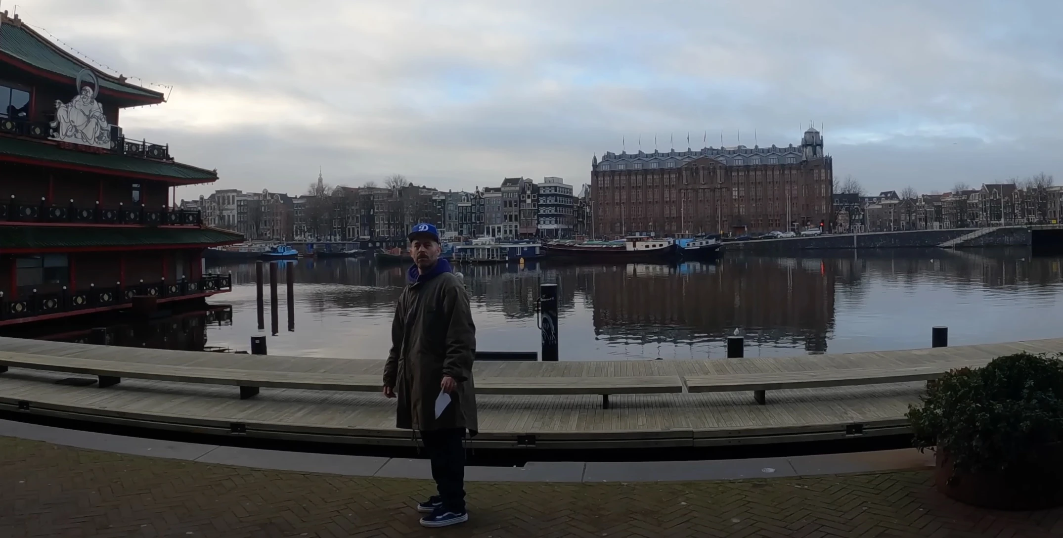 Producer The Alchemist toont zijn 'liefde voor Amsterdam' in eerste aflevering van zijn vlog (video)