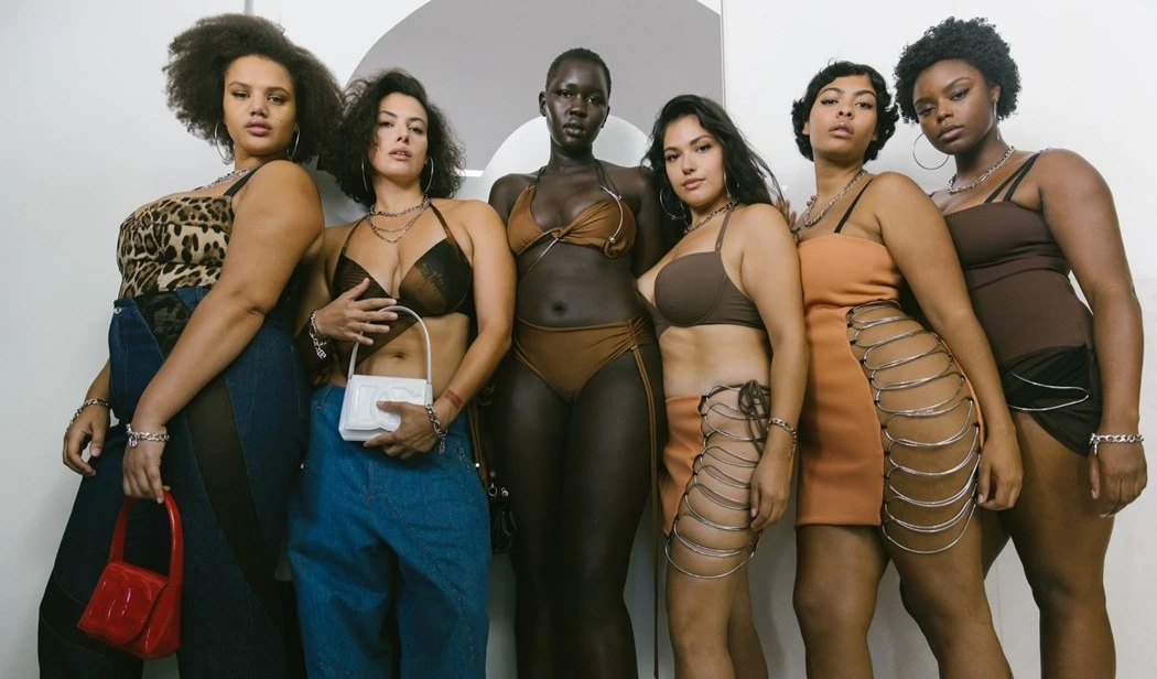 Karoline Vitto’s nieuwe collectie viert vrouwelijke curves tijdens de Milan Fashion Week