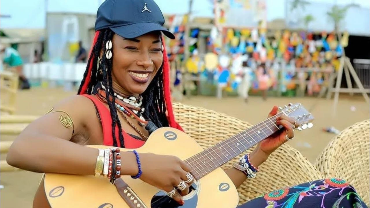Zangeres Fatoumata Diawara brengt een stukje van de Malinese muzikale cultuur naar Paradiso