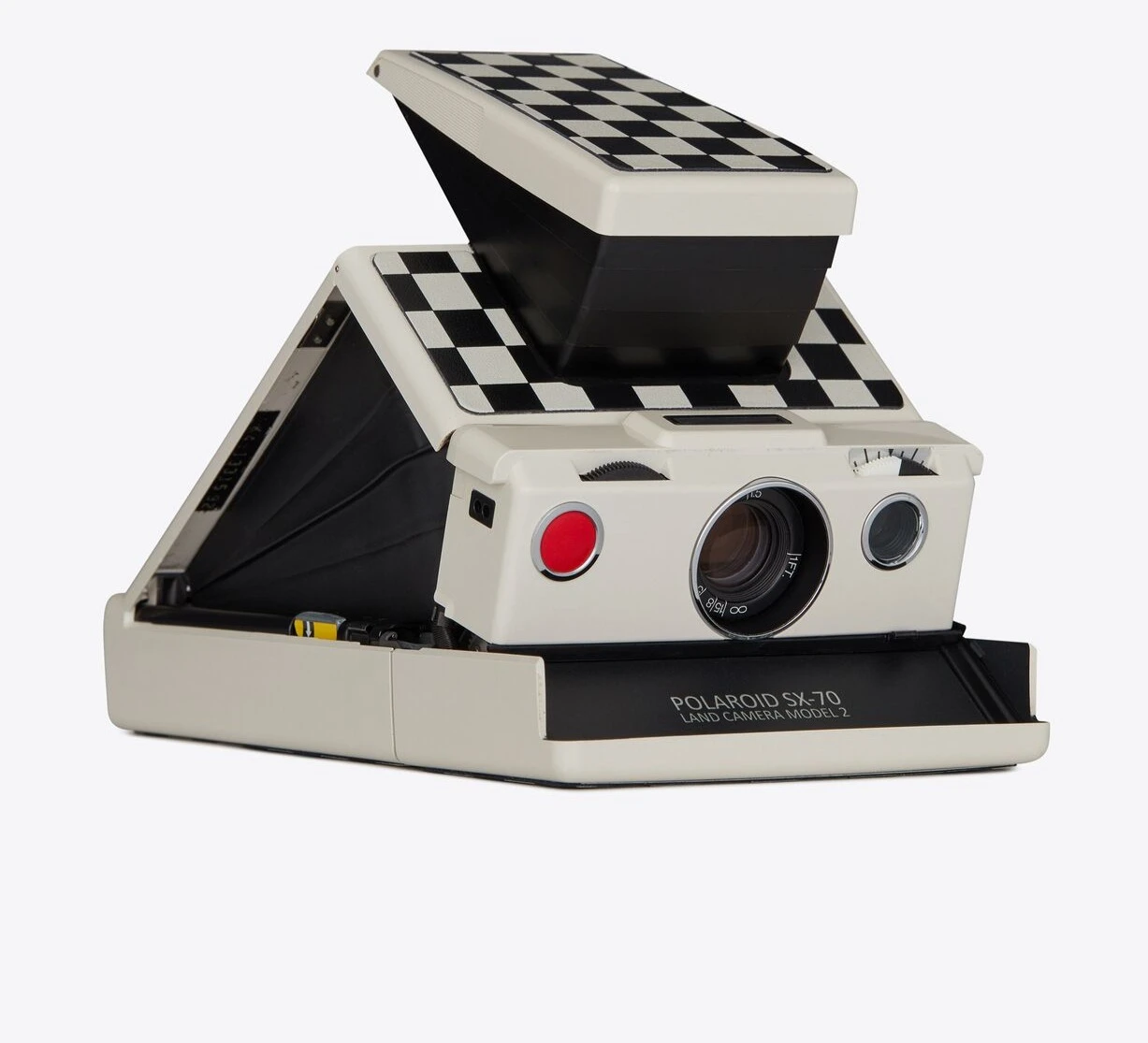 Saint Laurent x Polaroid steken de 'Polaroid SX-70' camera in een nieuw jasje